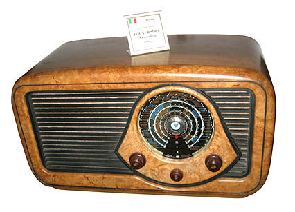 Экспозиция Г.П. Семенова в 2010 году.<br>Итальянский радиоприемник Imca Radio.